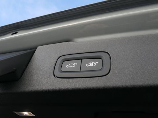 Volvo  V60 T6 Plug-in hybrid AWD Plus Dark | Trekhaak | Harman/Kardon | Verwarmbare Stoelen / Stuurwiel | 36... ActivLease financial lease