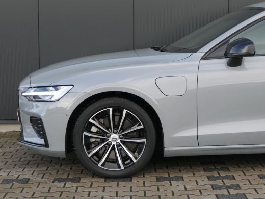 Volvo  V60 T6 Plug-in hybrid AWD Plus Dark | Trekhaak | Harman/Kardon | Verwarmbare Stoelen / Stuurwiel | 36... ActivLease financial lease