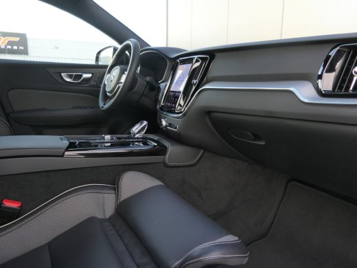 Volvo  V60 T6 Plug-in hybrid AWD Plus Dark | Trekhaak | Harman/Kardon | Verwarmbare Stoelen / Stuurwiel | 36... ActivLease financial lease