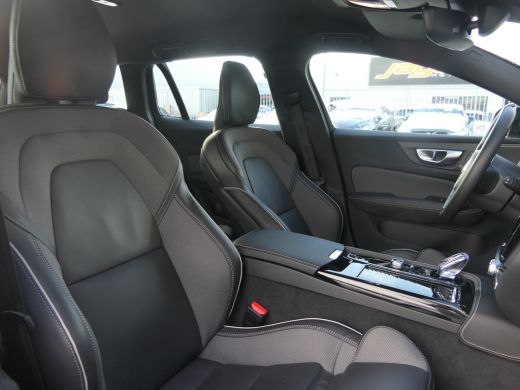 Volvo  V60 T6 Plug-in hybrid AWD Plus Dark | Trekhaak | Harman/Kardon | Verwarmbare Stoelen / Stuurwiel | 36... ActivLease financial lease