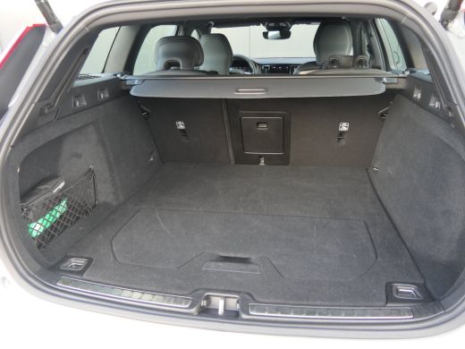 Volvo  V60 T6 Plug-in hybrid AWD Plus Dark | Trekhaak | Harman/Kardon | Verwarmbare Stoelen / Stuurwiel | 36... ActivLease financial lease