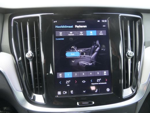 Volvo  V60 T6 Plug-in hybrid AWD Plus Dark | Trekhaak | Harman/Kardon | Verwarmbare Stoelen / Stuurwiel | 36... ActivLease financial lease