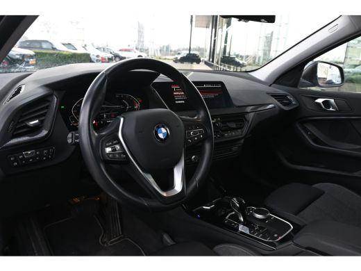 BMW 1 Serie 118i Sport Line Automaat / Sportstoelen / LED / Live Cockpit Professional / Cruise Control ActivLease financial lease