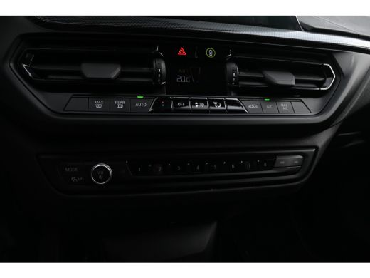 BMW 1 Serie 118i Sport Line Automaat / Sportstoelen / LED / Live Cockpit Professional / Cruise Control ActivLease financial lease