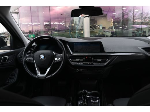 BMW 1 Serie 118i Sport Line Automaat / Sportstoelen / LED / Live Cockpit Professional / Cruise Control ActivLease financial lease