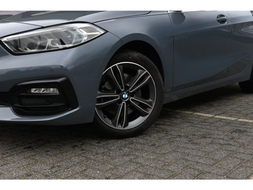 BMW 1 Serie 118i Sport Line Automaat / Sportstoelen / LED / Live Cockpit Professional / Cruise Control ActivLease financial lease