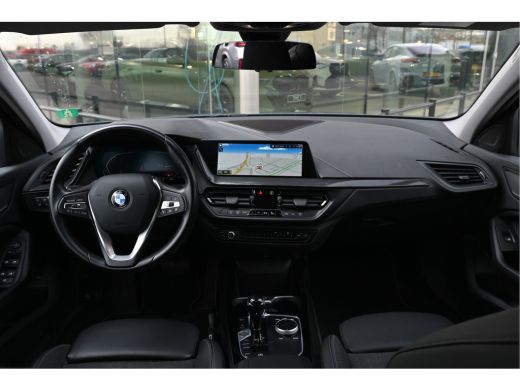 BMW 1 Serie 118i Sport Line Automaat / Sportstoelen / LED / Live Cockpit Professional / Cruise Control ActivLease financial lease