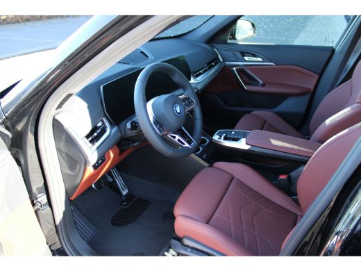 BMW iX1 eDrive20 M Sport / Sportstoelen / Achteruitrijcamera / M Adaptief onderstel / Comfort Access / Ad... ActivLease financial lease