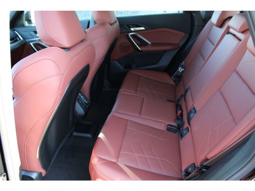 BMW iX1 eDrive20 M Sport / Sportstoelen / Achteruitrijcamera / M Adaptief onderstel / Comfort Access / Ad... ActivLease financial lease