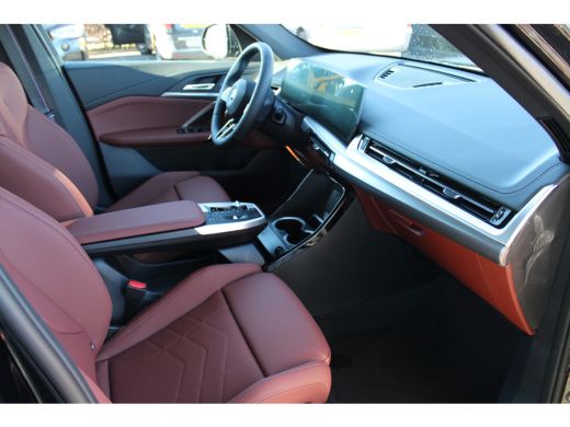 BMW iX1 eDrive20 M Sport / Sportstoelen / Achteruitrijcamera / M Adaptief onderstel / Comfort Access / Ad... ActivLease financial lease