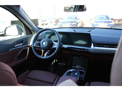 BMW iX1 eDrive20 M Sport / Sportstoelen / Achteruitrijcamera / M Adaptief onderstel / Comfort Access / Ad... ActivLease financial lease
