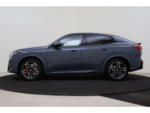 BMW iX2 eDrive20 M Sport / Panoramadak / Trekhaak / Sportstoelen / Achteruitrijcamera / M Adaptief onders... ActivLease financial lease