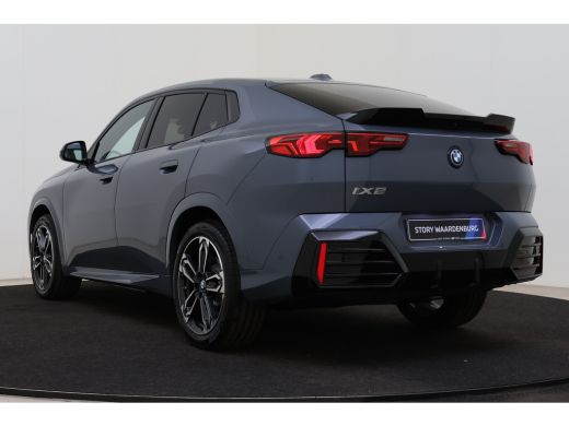 BMW iX2 eDrive20 M Sport / Panoramadak / Trekhaak / Sportstoelen / Achteruitrijcamera / M Adaptief onders... ActivLease financial lease