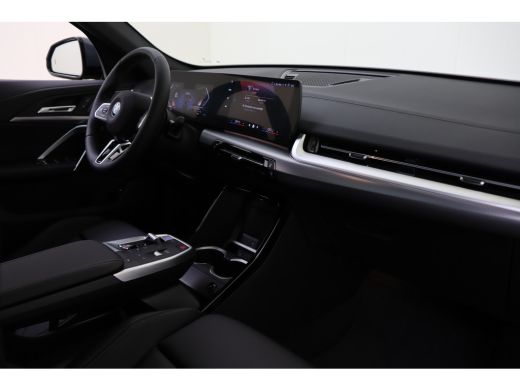 BMW iX2 eDrive20 M Sport / Panoramadak / Trekhaak / Sportstoelen / Achteruitrijcamera / M Adaptief onders... ActivLease financial lease