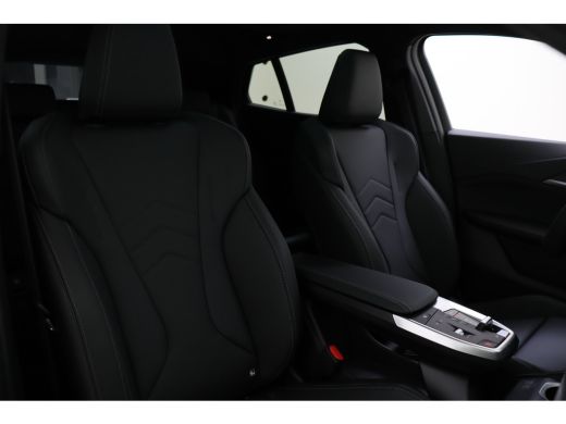 BMW iX2 eDrive20 M Sport / Panoramadak / Trekhaak / Sportstoelen / Achteruitrijcamera / M Adaptief onders... ActivLease financial lease