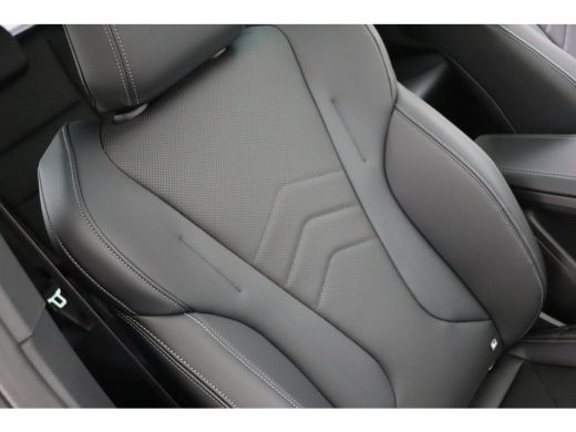 BMW iX2 eDrive20 M Sport / Panoramadak / Trekhaak / Sportstoelen / Achteruitrijcamera / M Adaptief onders... ActivLease financial lease