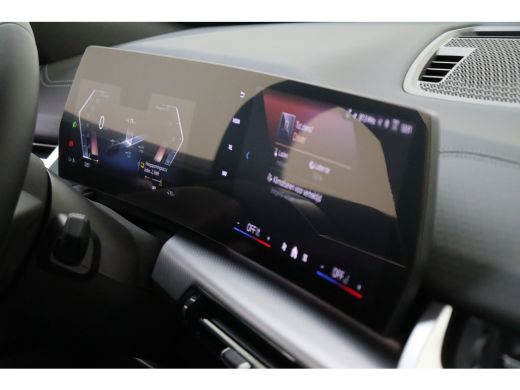 BMW iX2 eDrive20 M Sport / Panoramadak / Trekhaak / Sportstoelen / Achteruitrijcamera / M Adaptief onders... ActivLease financial lease