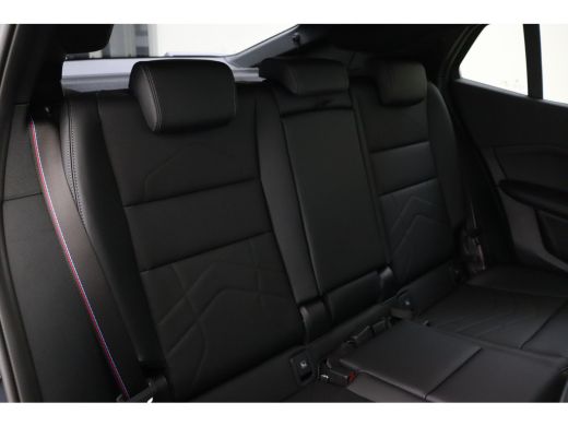 BMW iX2 eDrive20 M Sport / Panoramadak / Trekhaak / Sportstoelen / Achteruitrijcamera / M Adaptief onders... ActivLease financial lease