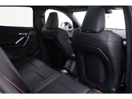 BMW iX2 eDrive20 M Sport / Panoramadak / Trekhaak / Sportstoelen / Achteruitrijcamera / M Adaptief onders... ActivLease financial lease