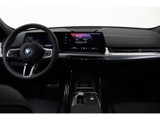 BMW iX2 eDrive20 M Sport / Panoramadak / Trekhaak / Sportstoelen / Achteruitrijcamera / M Adaptief onders... ActivLease financial lease