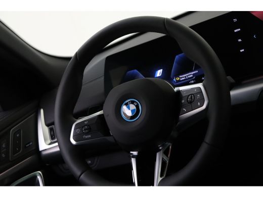 BMW iX2 eDrive20 M Sport / Panoramadak / Trekhaak / Sportstoelen / Achteruitrijcamera / M Adaptief onders... ActivLease financial lease