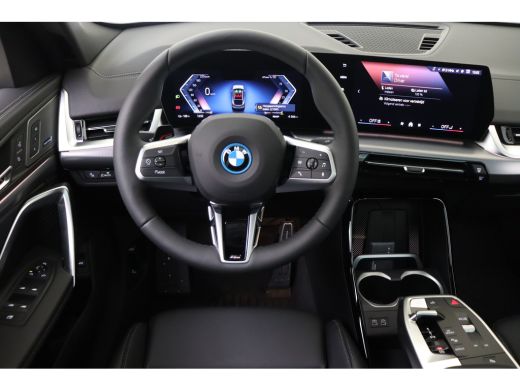 BMW iX2 eDrive20 M Sport / Panoramadak / Trekhaak / Sportstoelen / Achteruitrijcamera / M Adaptief onders... ActivLease financial lease
