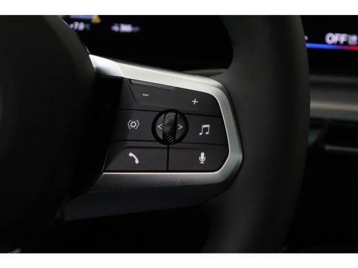 BMW iX2 eDrive20 M Sport / Panoramadak / Trekhaak / Sportstoelen / Achteruitrijcamera / M Adaptief onders... ActivLease financial lease