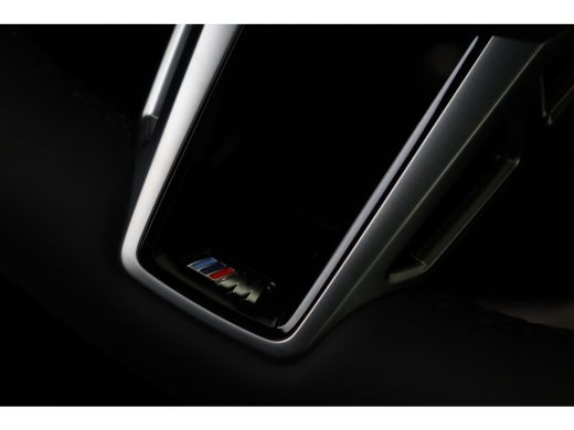 BMW iX2 eDrive20 M Sport / Panoramadak / Trekhaak / Sportstoelen / Achteruitrijcamera / M Adaptief onders... ActivLease financial lease