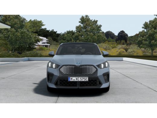 BMW iX2 eDrive20 M Sport / Panoramadak / Trekhaak / Sportstoelen / Achteruitrijcamera / M Adaptief onders... ActivLease financial lease