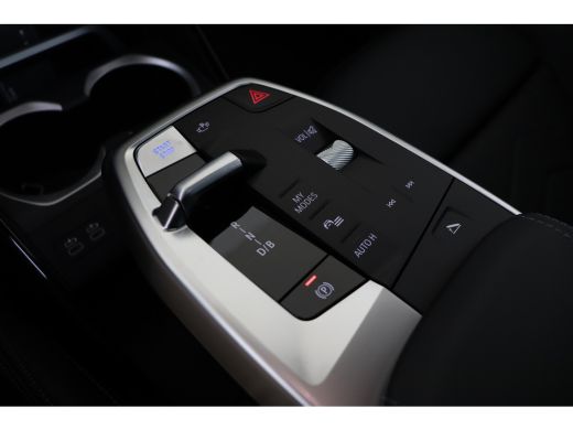 BMW iX2 eDrive20 M Sport / Panoramadak / Trekhaak / Sportstoelen / Achteruitrijcamera / M Adaptief onders... ActivLease financial lease