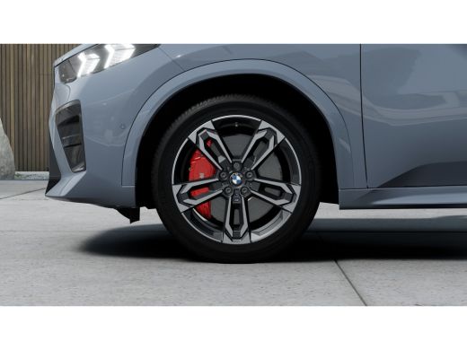 BMW iX2 eDrive20 M Sport / Panoramadak / Trekhaak / Sportstoelen / Achteruitrijcamera / M Adaptief onders... ActivLease financial lease