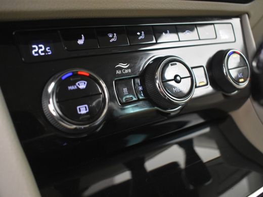 Skoda Superb Combi 1.4 TSI iV Laurin & Klement 218pk | Matrix LED l Leder | Trekhaak | Canton sound | Dodehoek... ActivLease financial lease