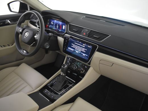 Skoda Superb Combi 1.4 TSI iV Laurin & Klement 218pk | Matrix LED l Leder | Trekhaak | Canton sound | Dodehoek... ActivLease financial lease