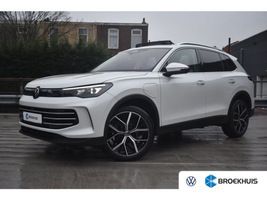 Volkswagen Tiguan 1.5 eHybrid 204PK Elegance | Schuif-kanteldak | Beige interieur | Harman Kardon | Assistantie Pak...