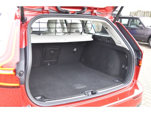 Volvo  V60 2.0 B3 Business Pro | Trekhaak | 4x Nieuwe All Seasons | Fusion Red / Blond Leather | Intellisafe... ActivLease financial lease
