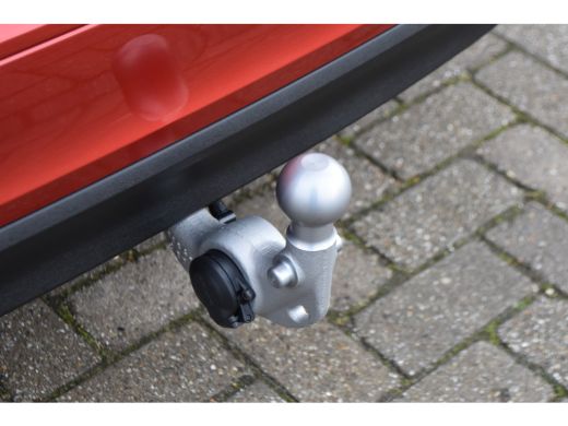 Volvo  V60 2.0 B3 Business Pro | Trekhaak | 4x Nieuwe All Seasons | Fusion Red / Blond Leather | Intellisafe... ActivLease financial lease