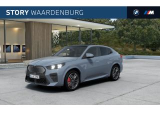 BMW iX2 eDrive20 M Sport / Panoramadak / Trekhaak / Sportstoelen / Achteruitrijcamera / M Adaptief onders...