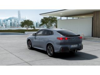 BMW iX2 eDrive20 M Sport / Panoramadak / Trekhaak / Sportstoelen / Achteruitrijcamera / M Adaptief onders...