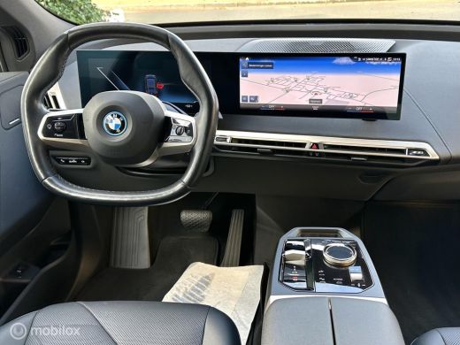 BMW iX xDrive40 SPORT 77 kWh 360 CAMERA HARMAN KARDON HEAD UP DISPLAY SFEERVERLICHTING TREKHAAK!! ActivLease financial lease