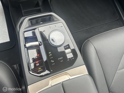 BMW iX xDrive40 SPORT 77 kWh 360 CAMERA HARMAN KARDON HEAD UP DISPLAY SFEERVERLICHTING TREKHAAK!! ActivLease financial lease