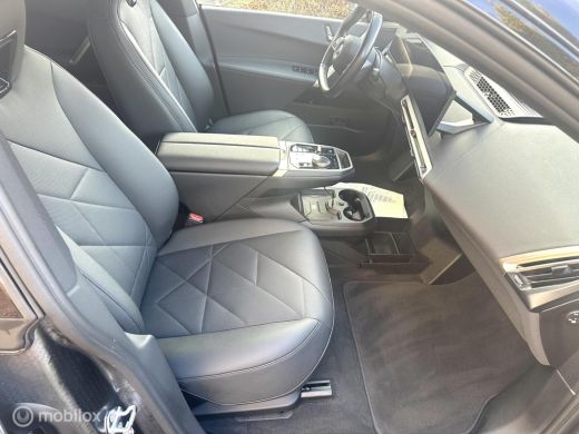 BMW iX xDrive40 SPORT 77 kWh 360 CAMERA HARMAN KARDON HEAD UP DISPLAY SFEERVERLICHTING TREKHAAK!! ActivLease financial lease