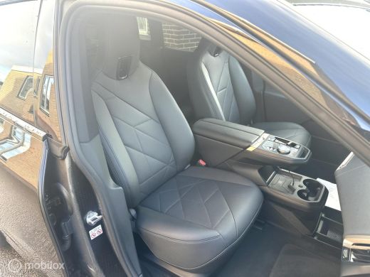 BMW iX xDrive40 SPORT 77 kWh 360 CAMERA HARMAN KARDON HEAD UP DISPLAY SFEERVERLICHTING TREKHAAK!! ActivLease financial lease