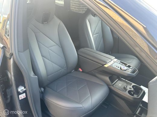 BMW iX xDrive40 SPORT 77 kWh 360 CAMERA HARMAN KARDON HEAD UP DISPLAY SFEERVERLICHTING TREKHAAK!! ActivLease financial lease