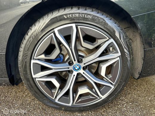 BMW iX xDrive40 SPORT 77 kWh 360 CAMERA HARMAN KARDON HEAD UP DISPLAY SFEERVERLICHTING TREKHAAK!! ActivLease financial lease