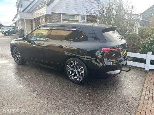 BMW iX xDrive40 SPORT 77 kWh 360 CAMERA HARMAN KARDON HEAD UP DISPLAY SFEERVERLICHTING TREKHAAK!! ActivLease financial lease