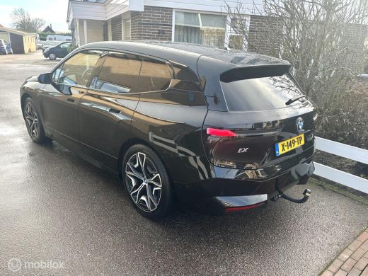 BMW iX xDrive40 SPORT 77 kWh 360 CAMERA HARMAN KARDON HEAD UP DISPLAY SFEERVERLICHTING TREKHAAK!! ActivLease financial lease