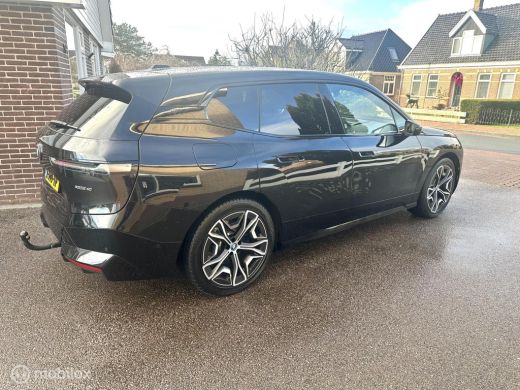 BMW iX xDrive40 SPORT 77 kWh 360 CAMERA HARMAN KARDON HEAD UP DISPLAY SFEERVERLICHTING TREKHAAK!! ActivLease financial lease