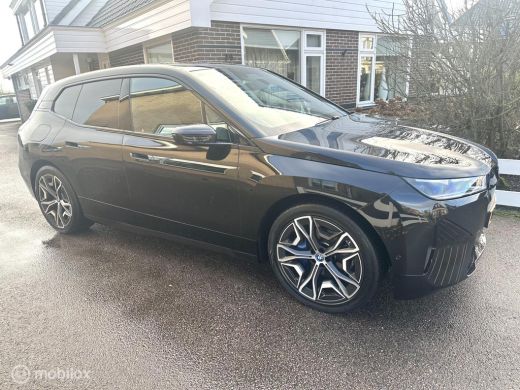 BMW iX xDrive40 SPORT 77 kWh 360 CAMERA HARMAN KARDON HEAD UP DISPLAY SFEERVERLICHTING TREKHAAK!! ActivLease financial lease