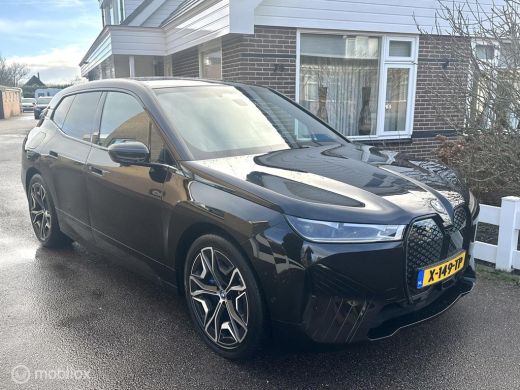 BMW iX xDrive40 SPORT 77 kWh 360 CAMERA HARMAN KARDON HEAD UP DISPLAY SFEERVERLICHTING TREKHAAK!! ActivLease financial lease
