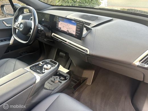 BMW iX xDrive40 SPORT 77 kWh 360 CAMERA HARMAN KARDON HEAD UP DISPLAY SFEERVERLICHTING TREKHAAK!! ActivLease financial lease